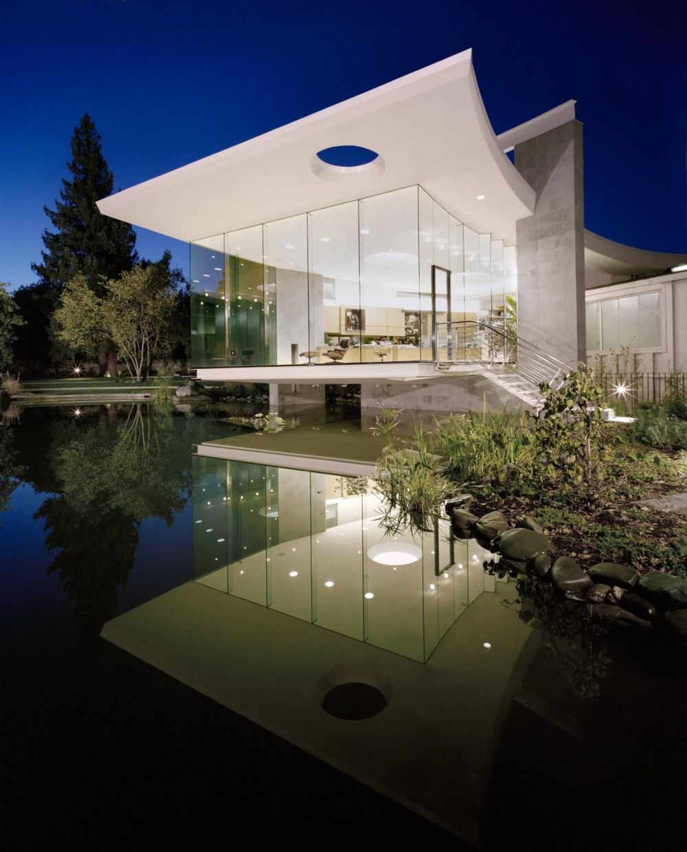 Water Reflexion Modern Style Home