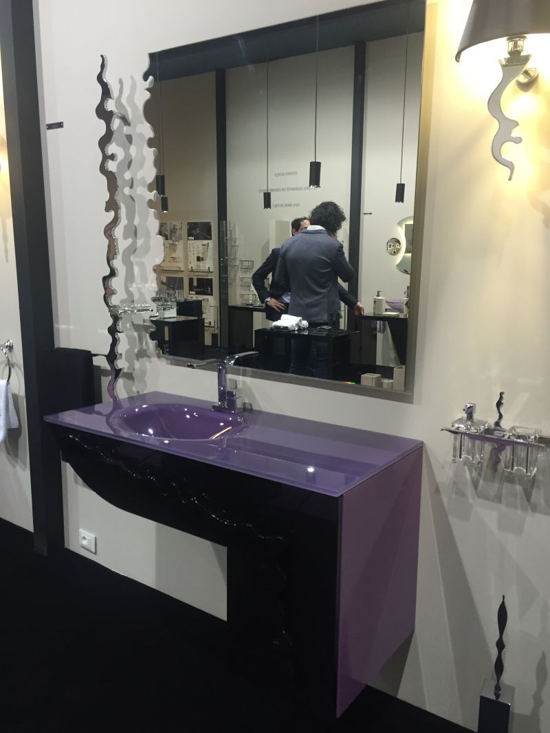 Waterfall bathroom countertop