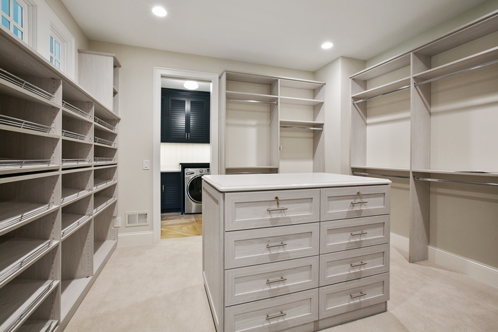 What Are The Ideal Walk-In Closet Dimensions?