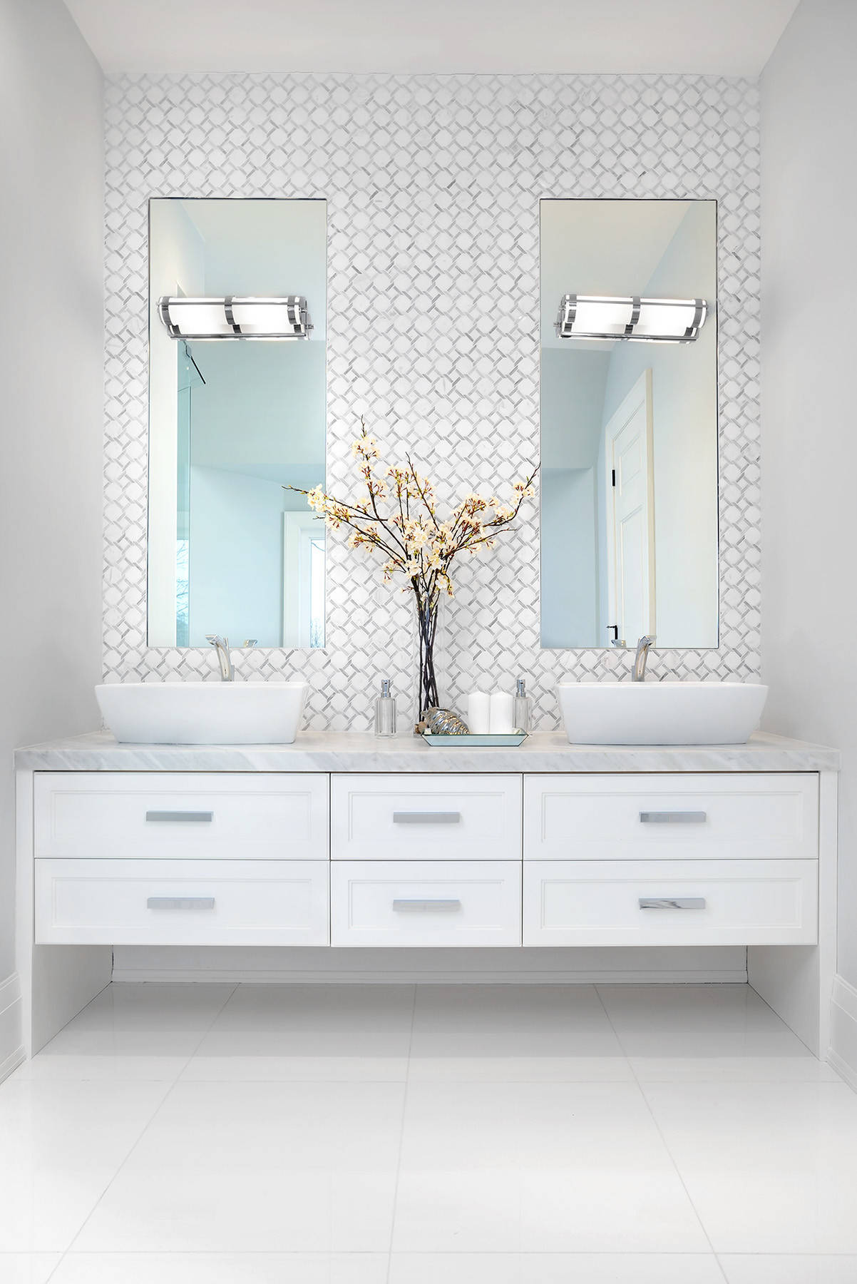 White bathroom patterned tile backsplash