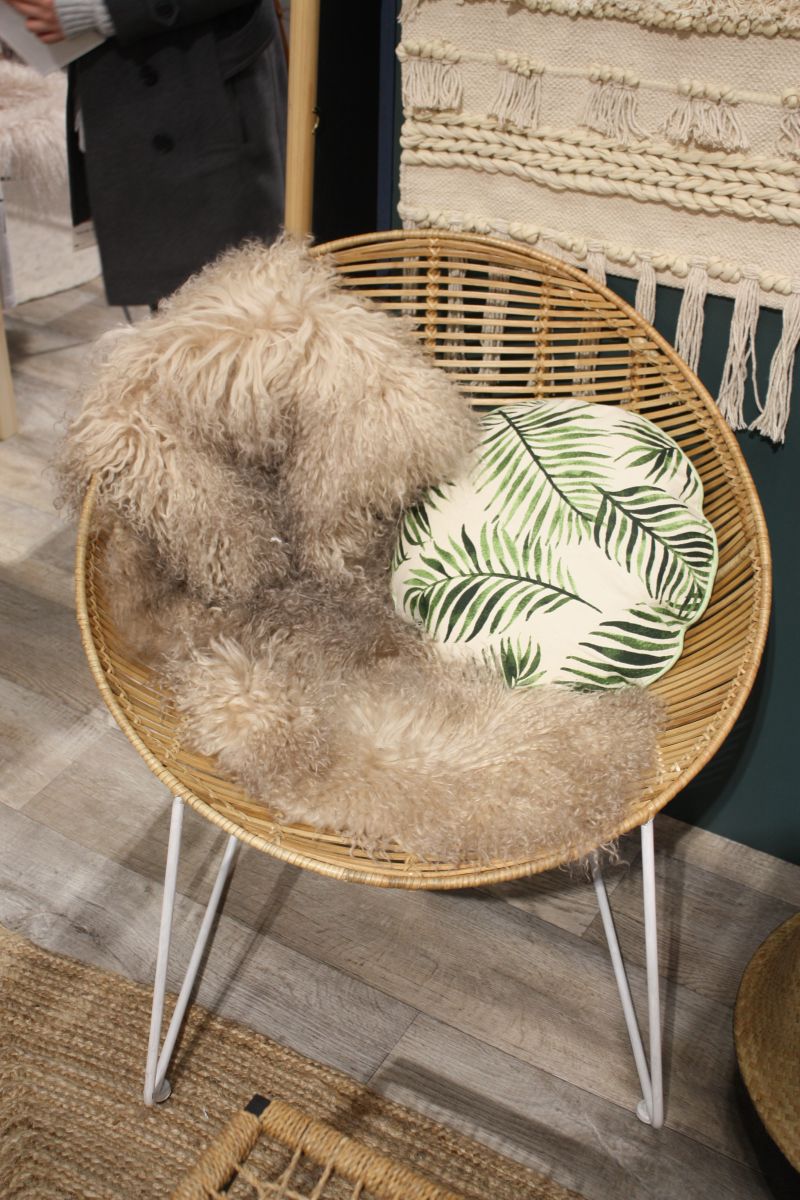 White hairping legs for rattan lounge chair
