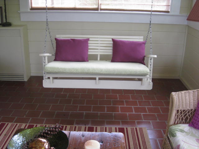 White painted pallet bench swing