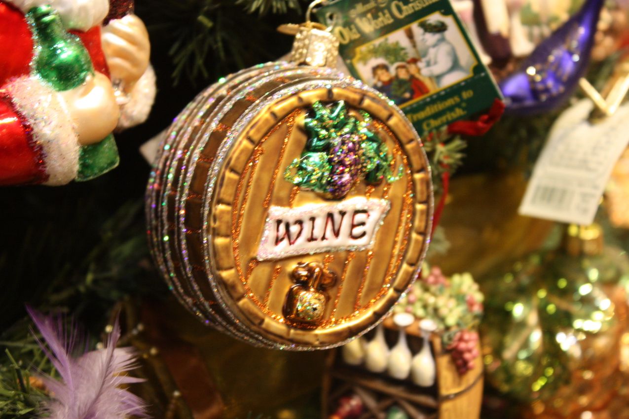 Favorite foods and drinks are also good ornament choices.