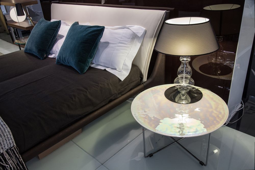 Wire chromed legs for a glass table for bed
