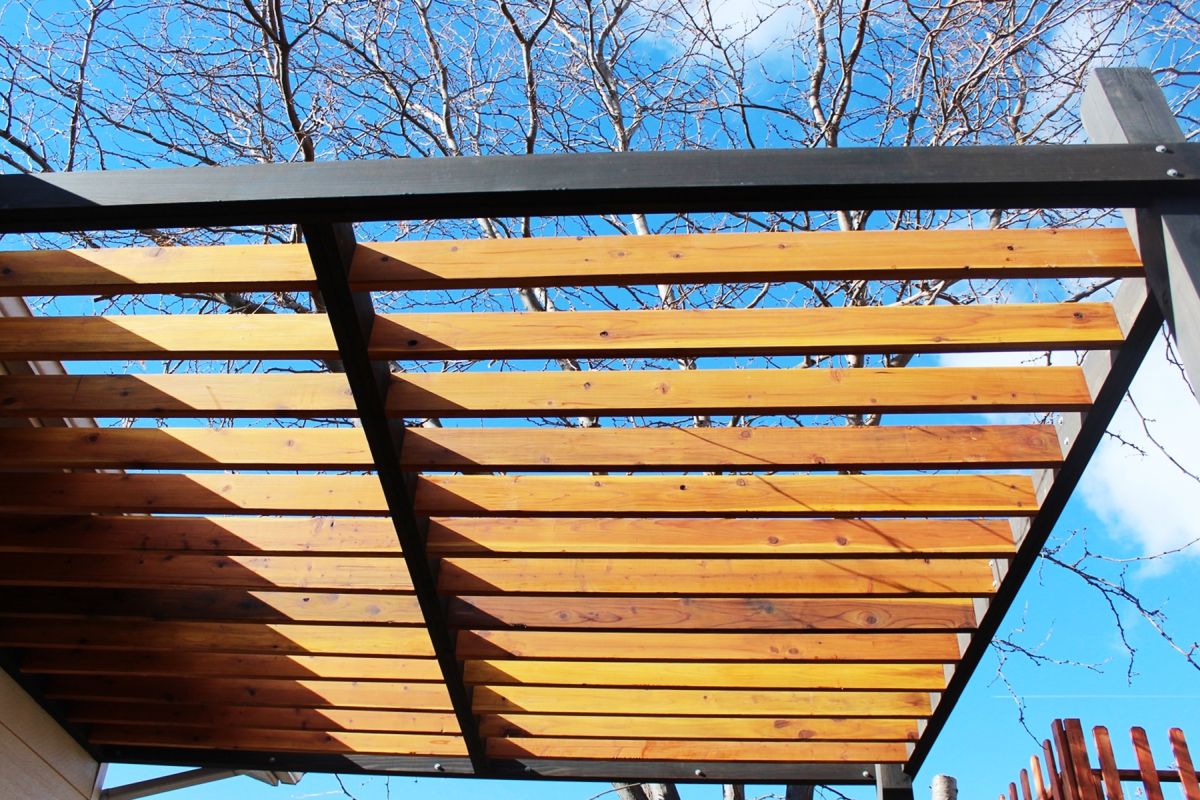 How to stain and seal a wood pergola - absorbed stain