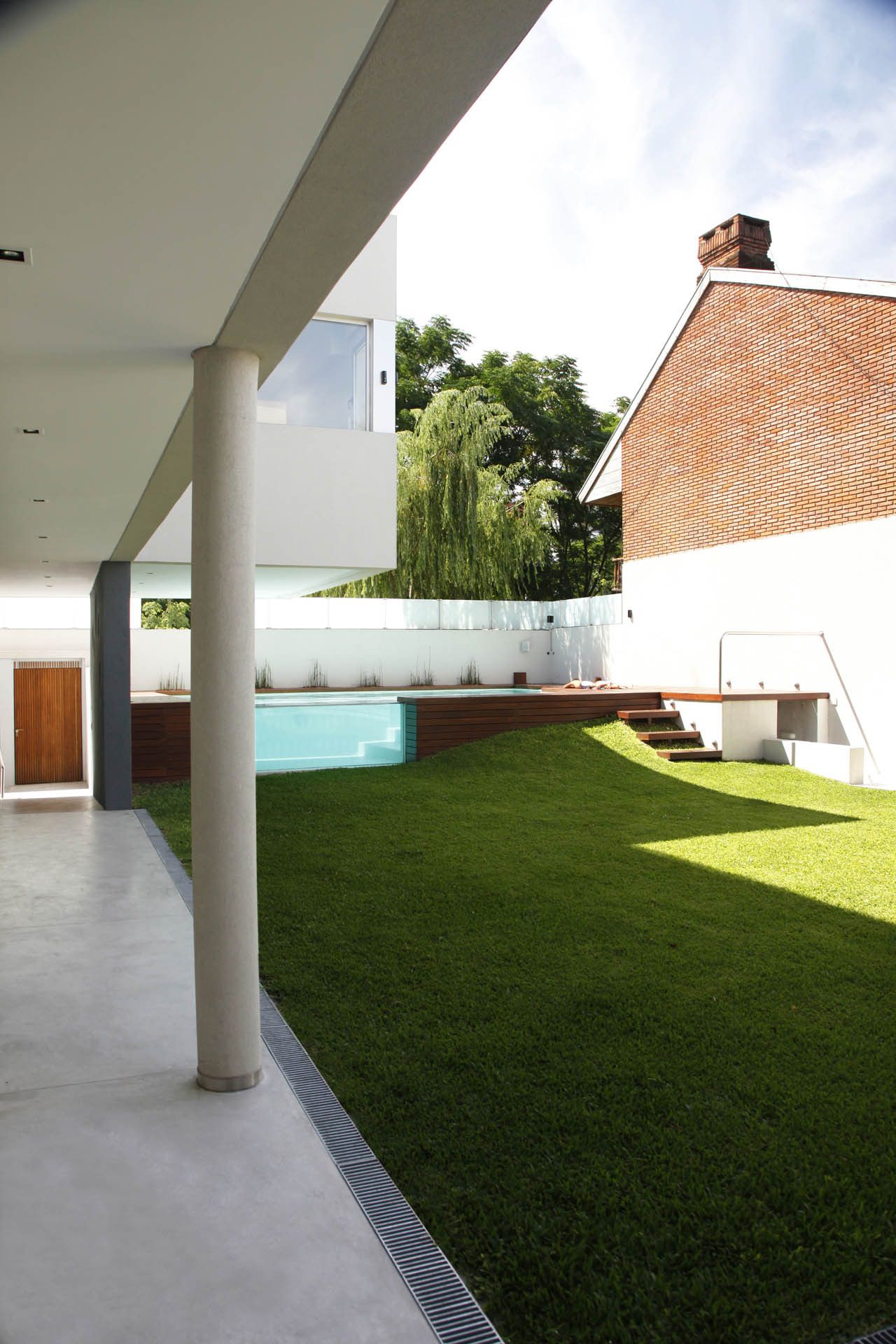 Wood Deck Swimming pool by Devoto House by Andres Remy Arquitectos