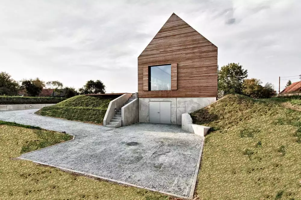 Wood Summer House In Southern Burgenland - gravel driveway