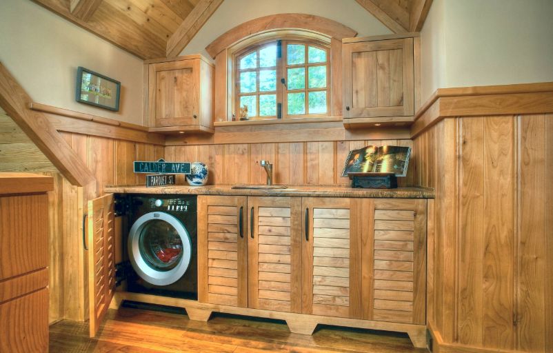 Wood laundry room design