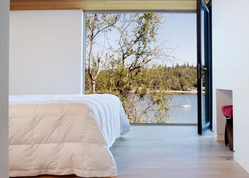 Wood waterfront house in Seattle by First Lamp Architects Bedroom