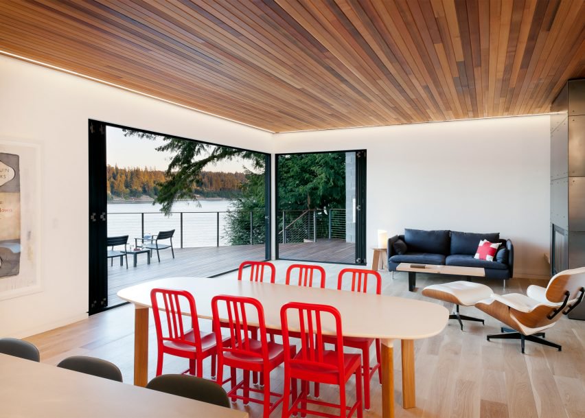 Wood waterfront house in Seattle by First Lamp Architects Living Room