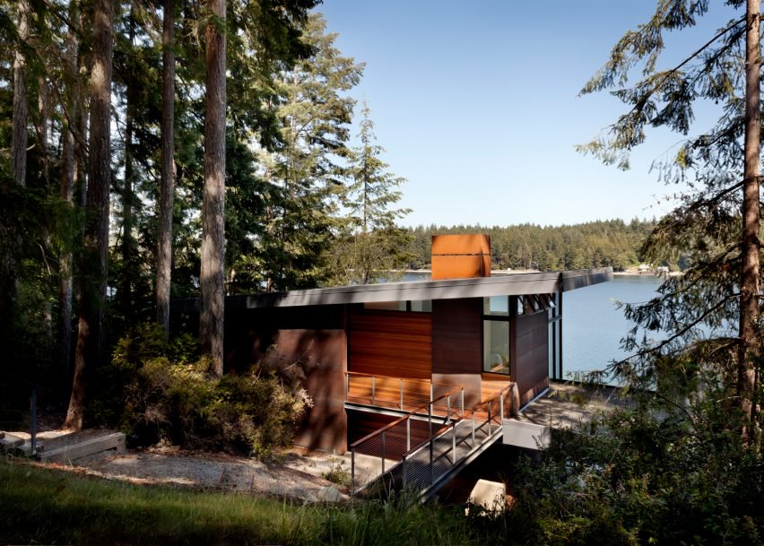 Wood waterfront house in Seattle by First Lamp Architects