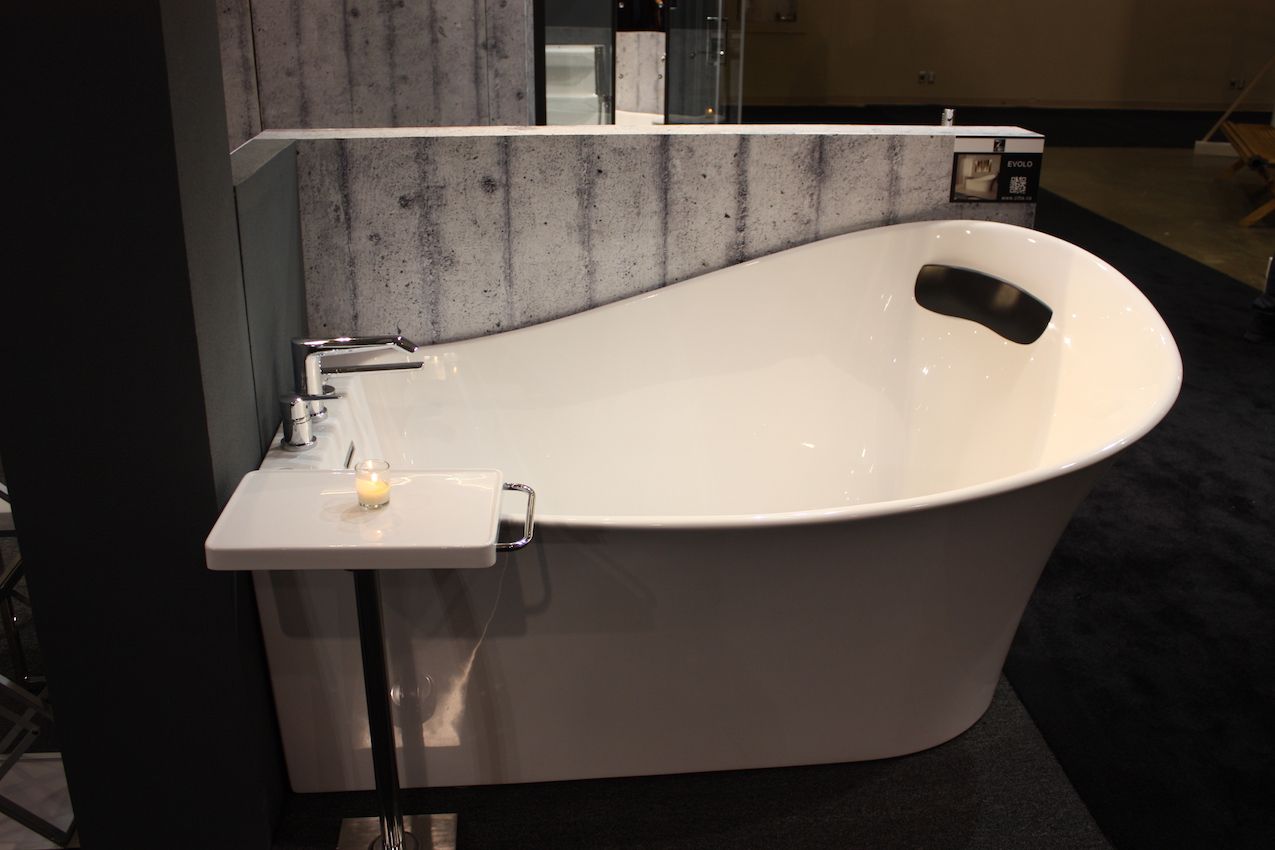 Zitta small corner freestanding tub