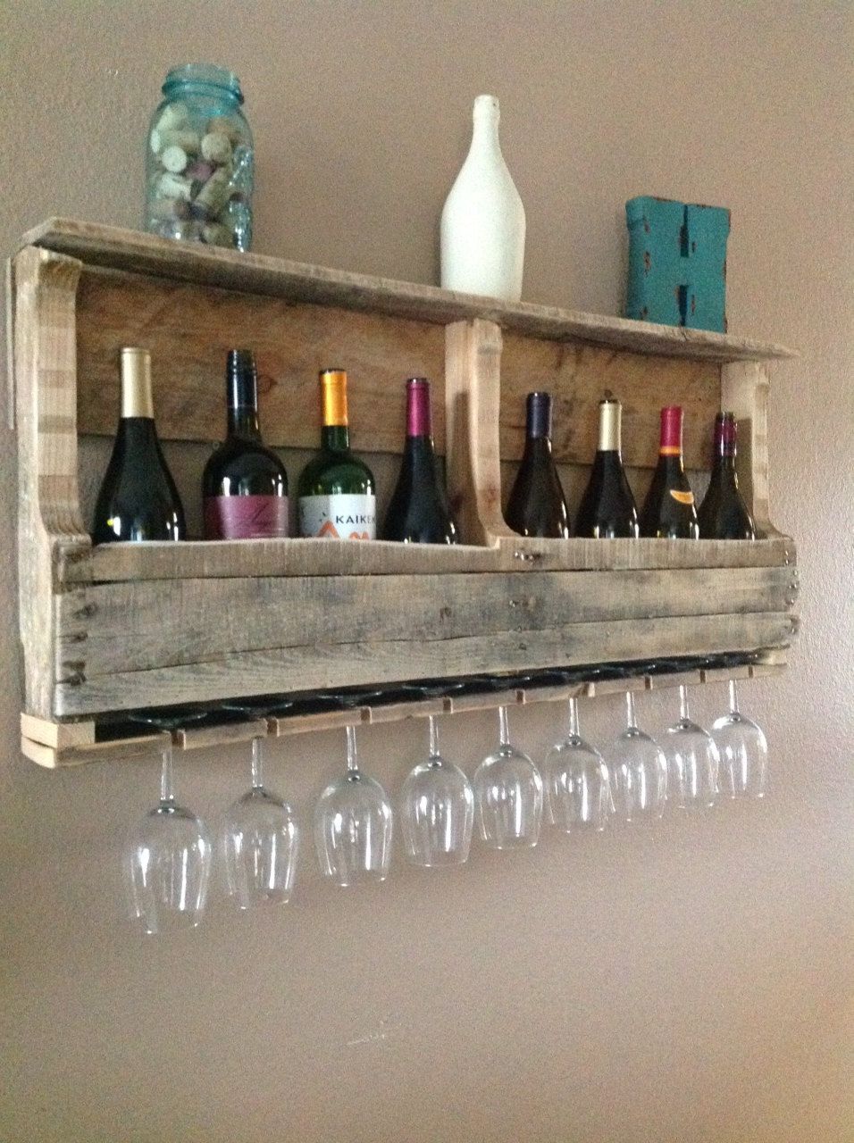 another-rustic-pallet-wine-rack-with-glasses