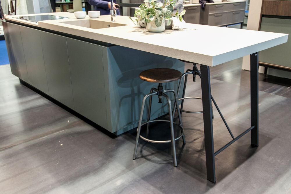 Arredo3 kitchen island with industrial chairs