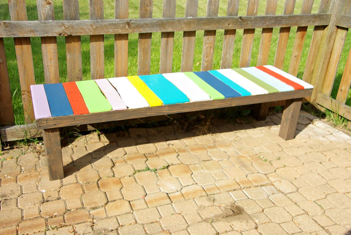 Backyard multicolored pallet bench