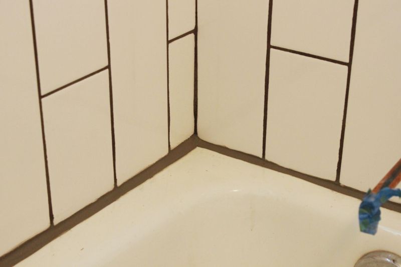 Bathroom caulk tub edge how to