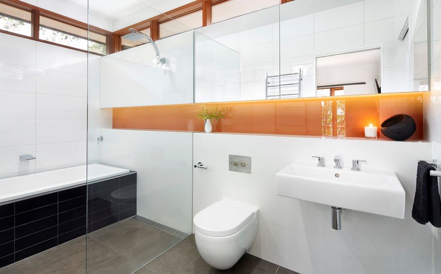 Bathroom with niche and floating toilet
