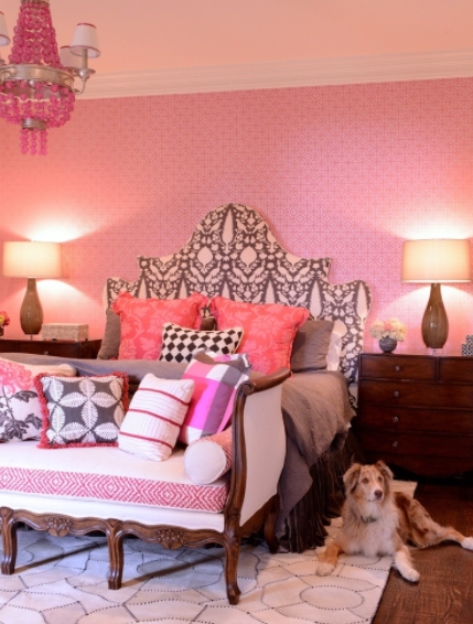 Bedroom pink wallpaper