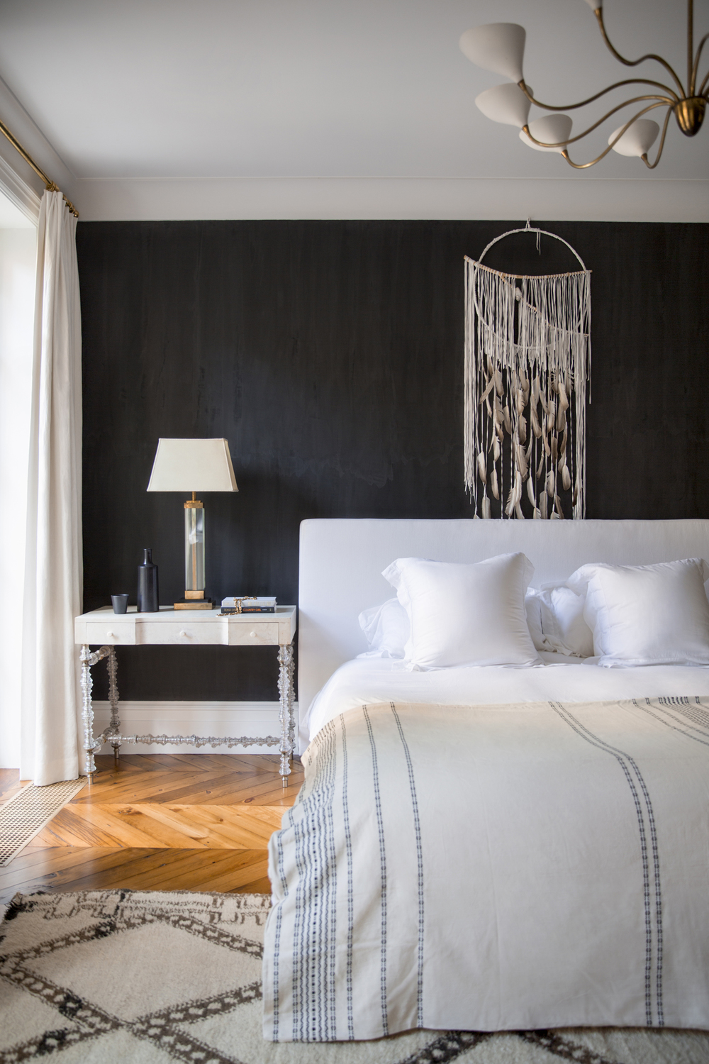 bedroom-with-black-accent-wall