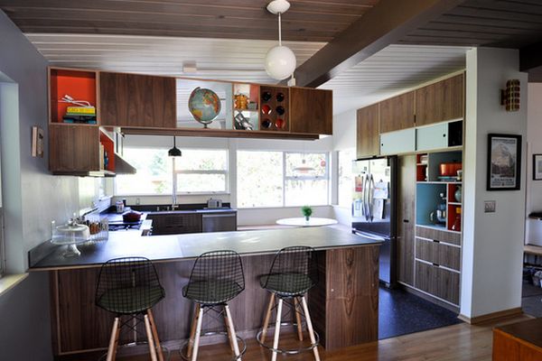 Black sleek kitchen bar