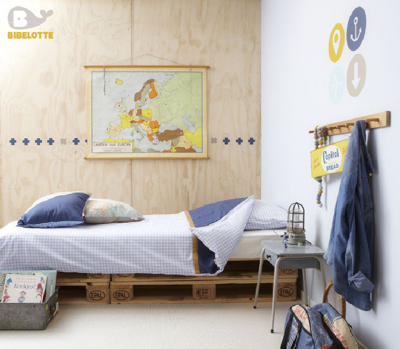 Boys travel themed pallet bed