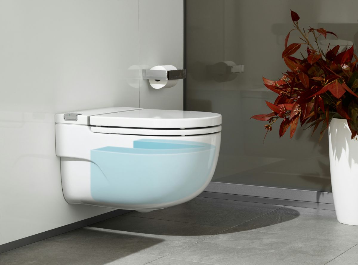 Close coupled ceramic toilet