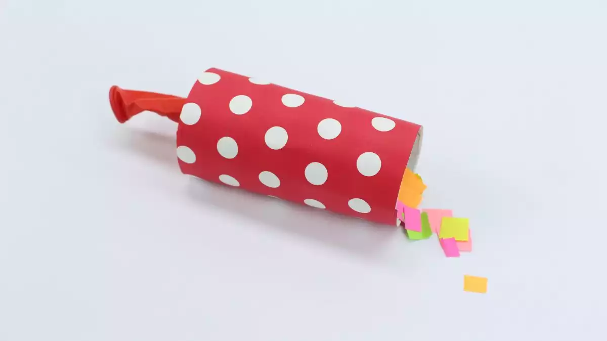 confetti-poppers-DIY-from-Toilet-Paper-and-plastic-ballon