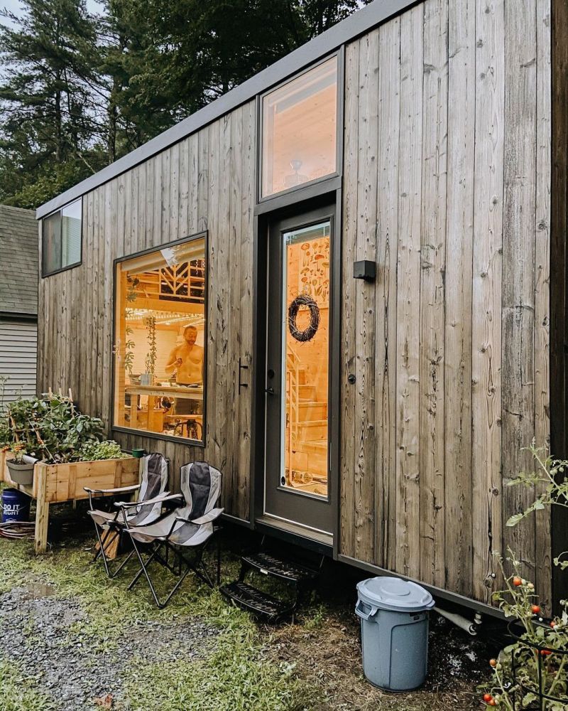 The entryway is marked by a single glazed door which also lets in lots of light as well as a view of the outdoors