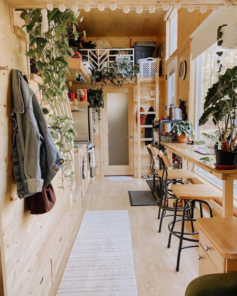 The interior is compact and optimized to be highly functional but also very cozy and welcoming