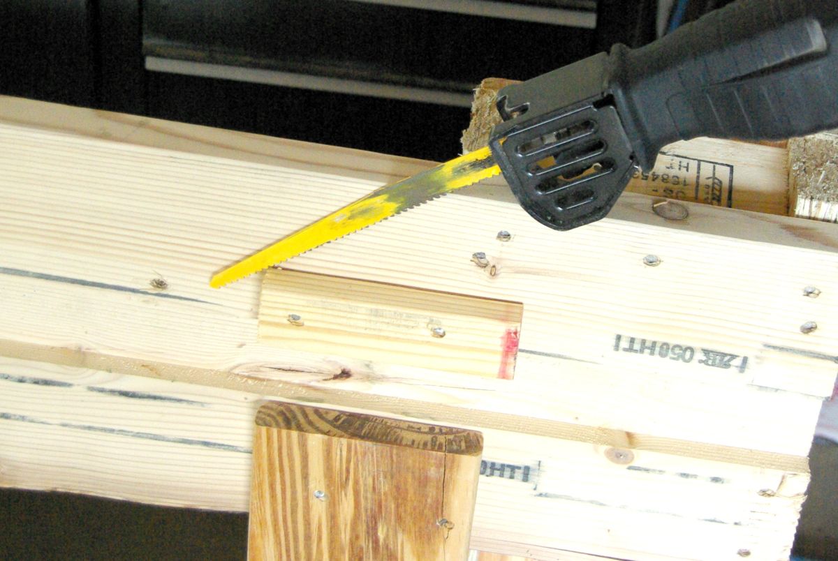 Cutting apart wood pallets