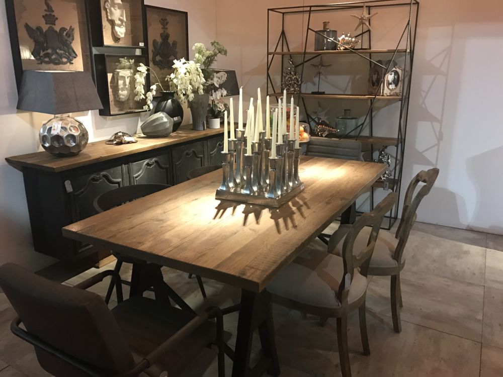 Set a cozy and romantic ambiance with the help of candles and accent lighting