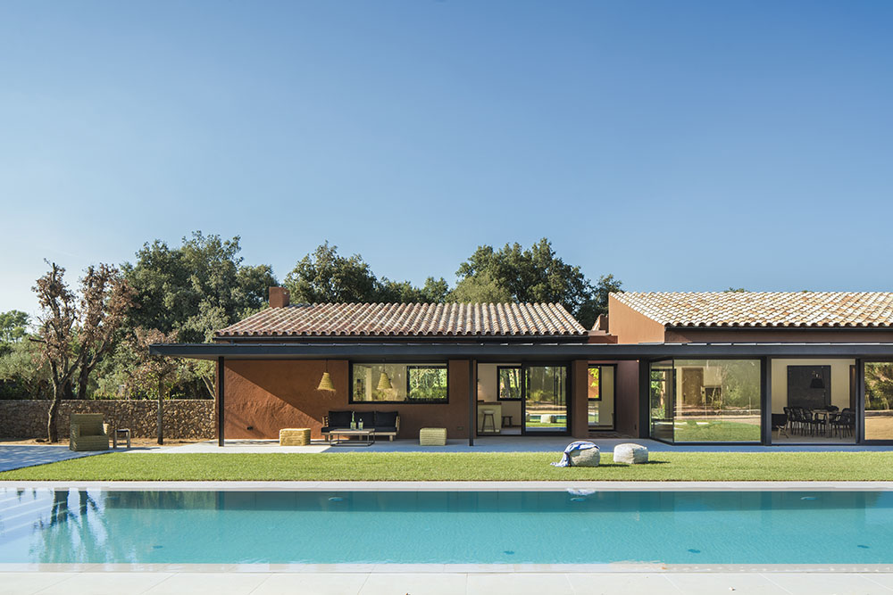 Light-Filled Modern Spanish Home is an Ode to Nature