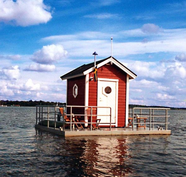 Floating house on the lake2