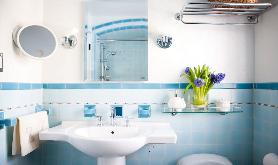 freestanding-glass-shelf-above-toilet