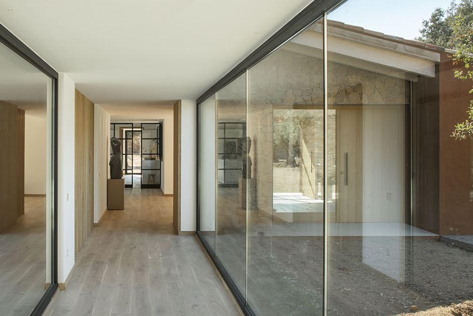 Glass halway oxygen house