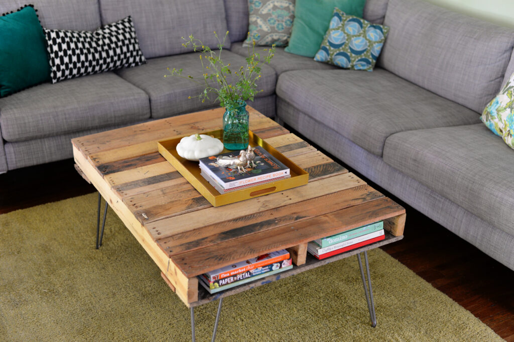 hairpin leg pallet table DIY furniture