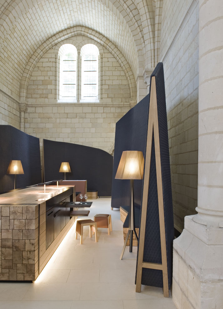 Hotel fontevraud reception desk