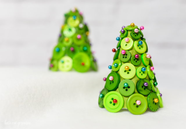 how to make tiny button Christmas trees