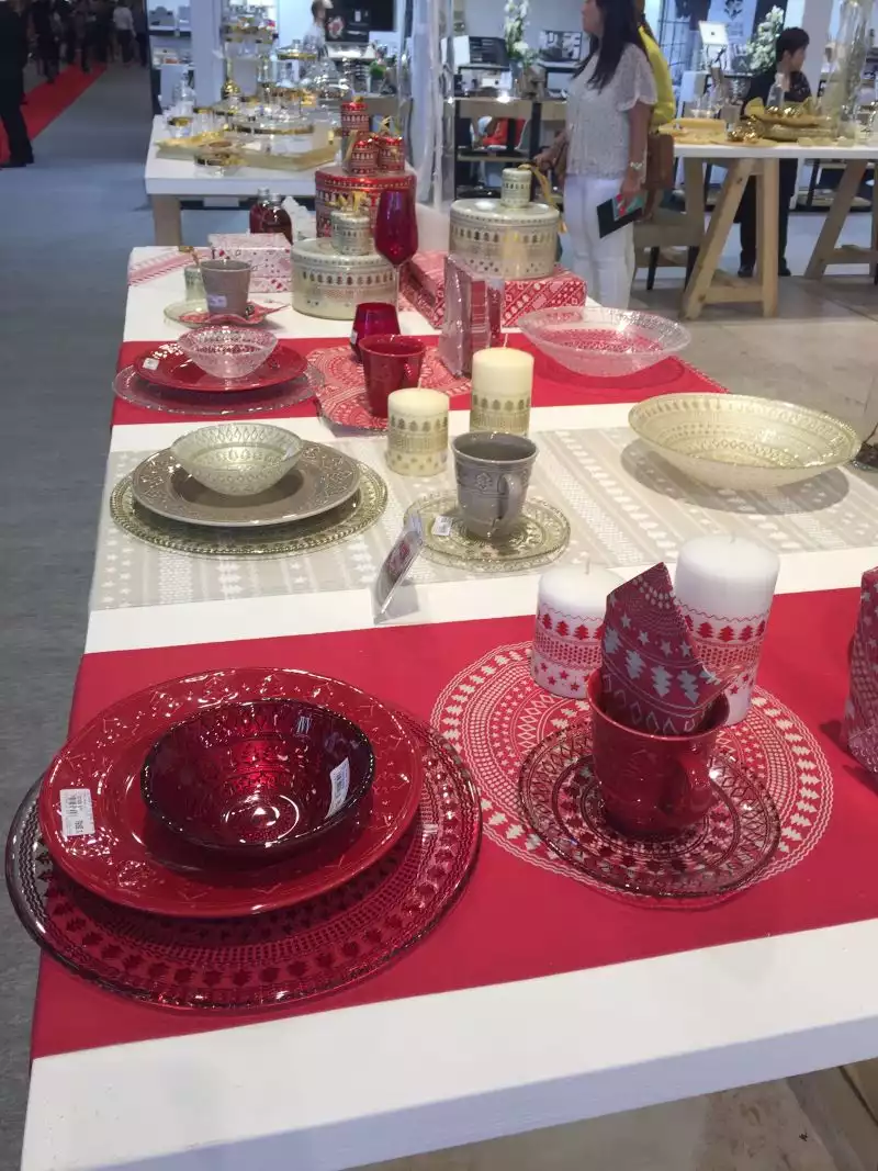 how to set a table in red