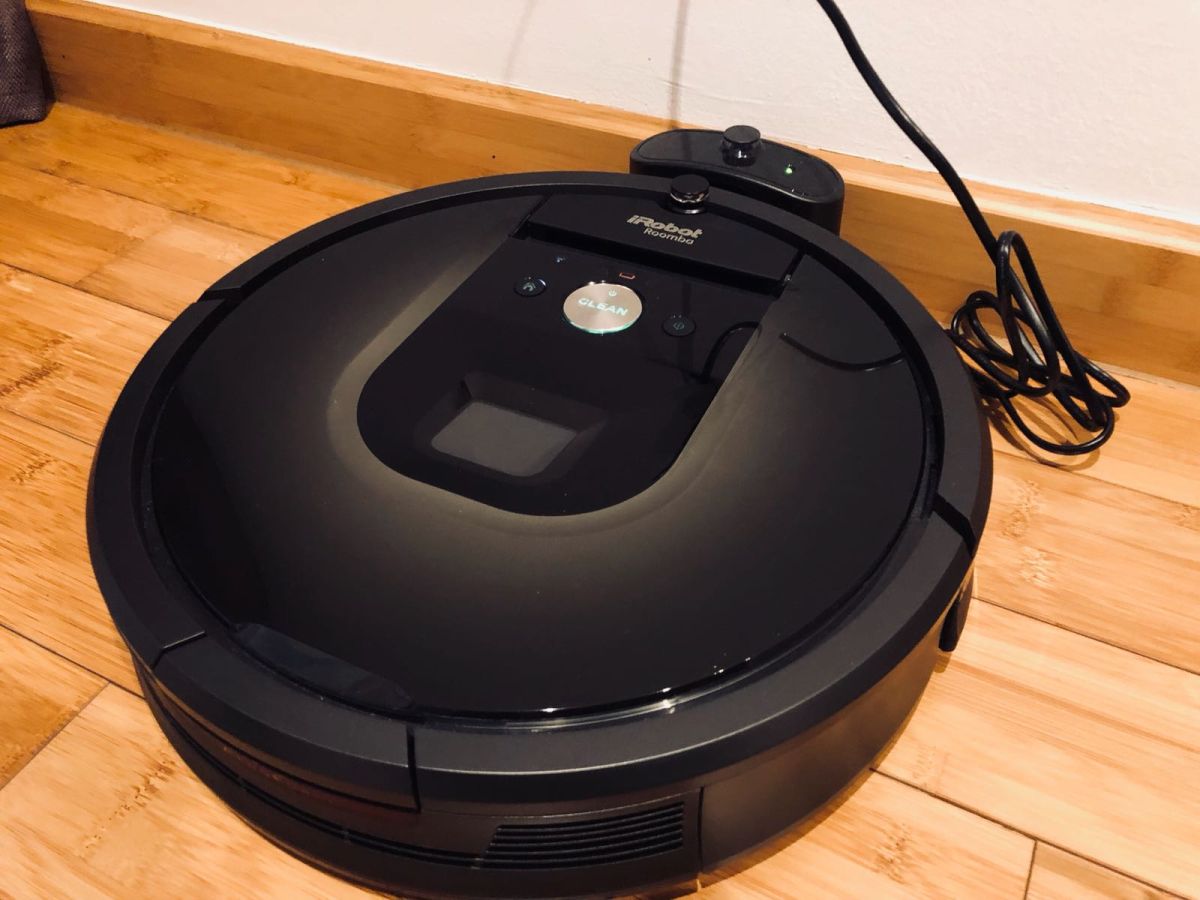 Irobot Charging Roomba 980 Vacuum