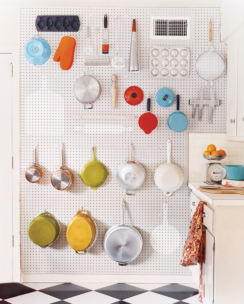 kitchen-hanging-wall-pots-on-pegboard