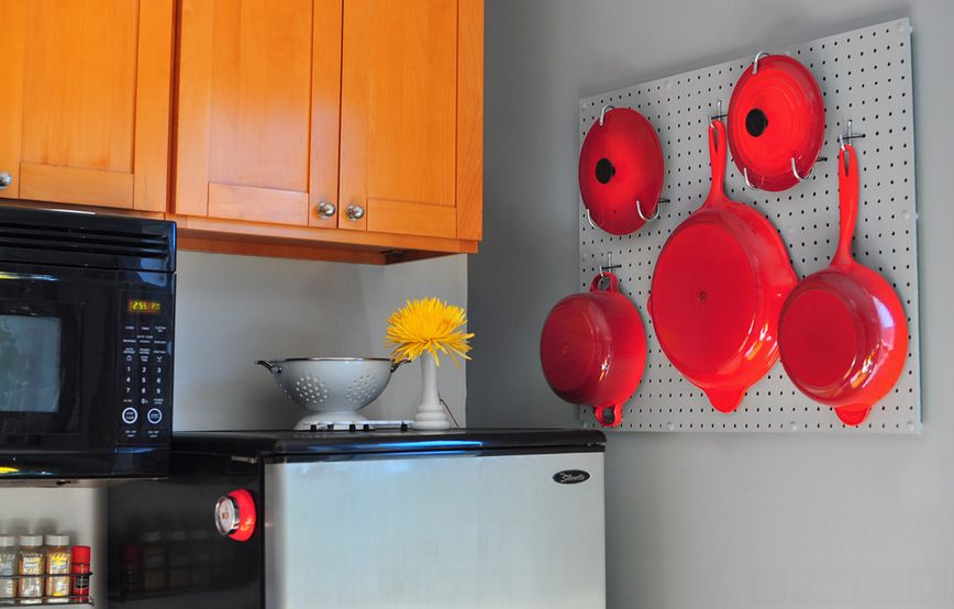 kitchen-pegboard-pots-holder