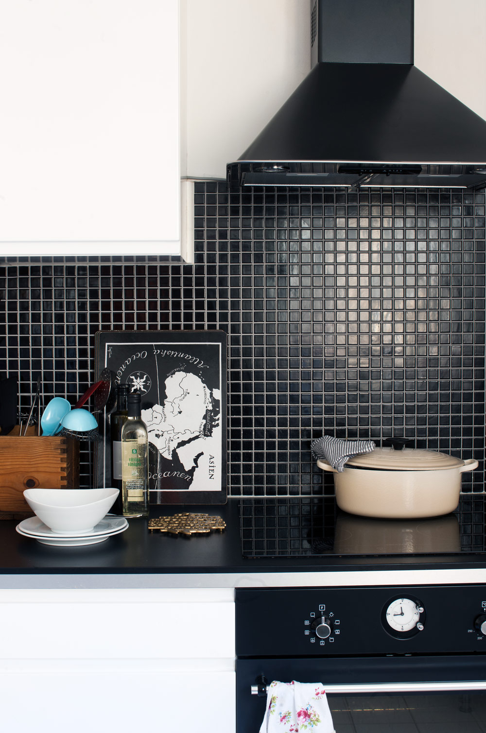 Kitchen tiny black squares