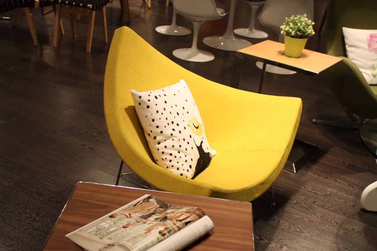 Kube import yellow triangle chair