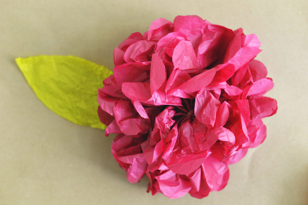Large tissue paper flower DIY 1024x683