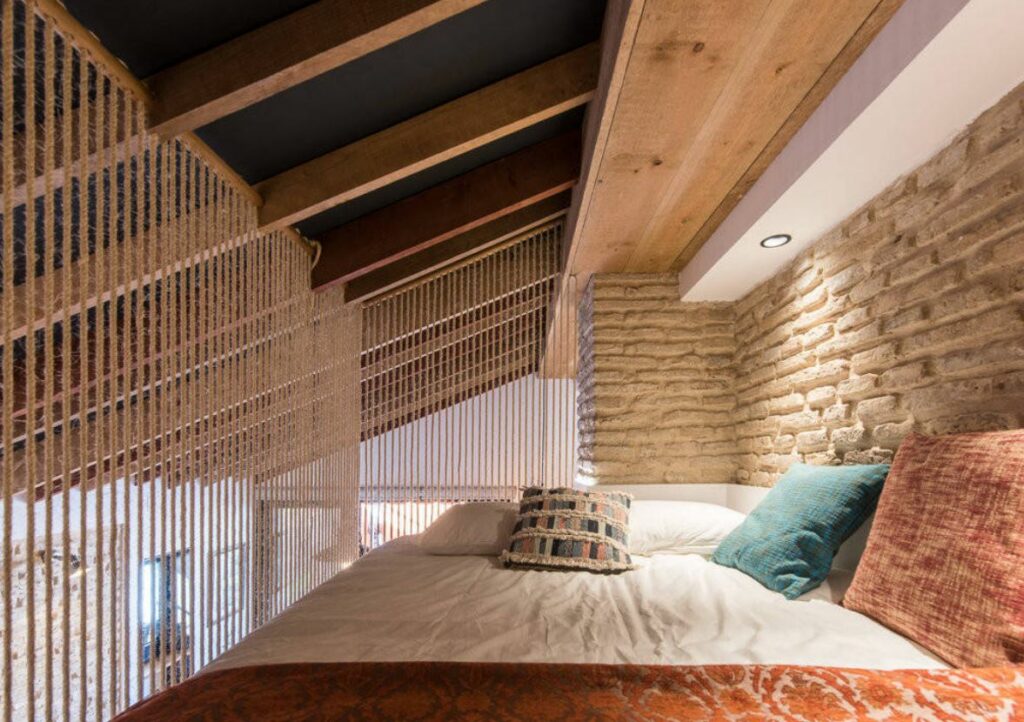 Loft room with rope walls 1024x722