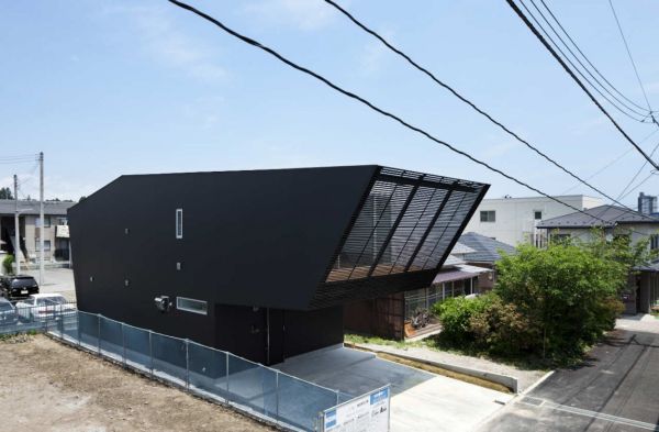 Modern black home in japan1