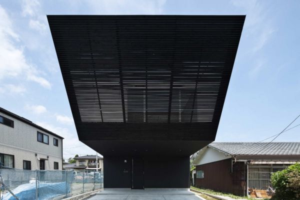 Modern black home in japan2