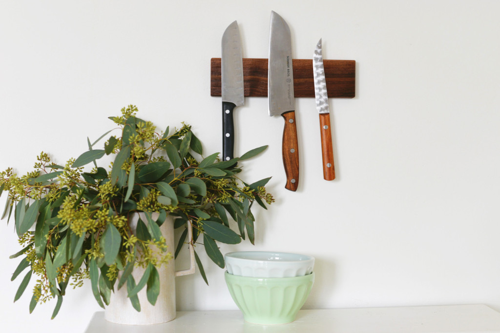 Modern knife wall holder