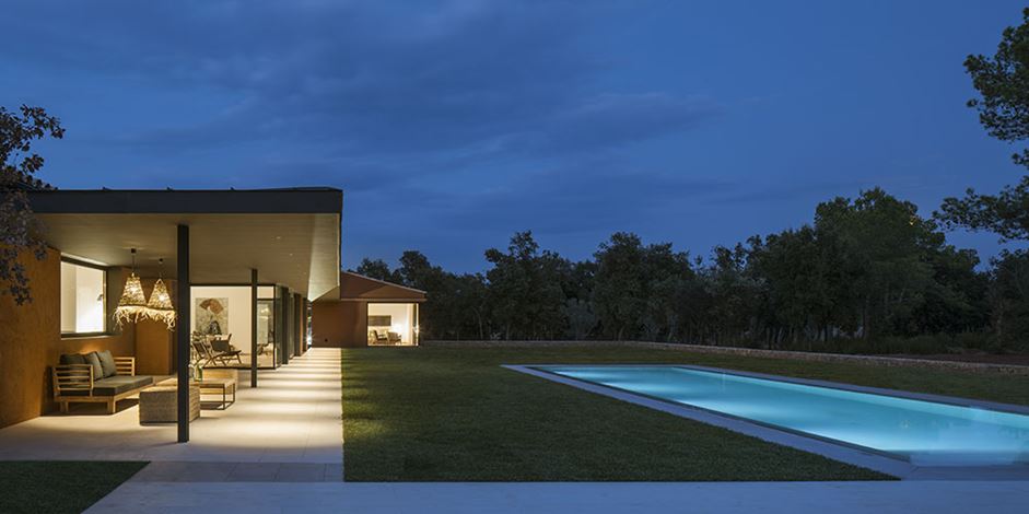 The setting makes the pool inviting for a night swim.